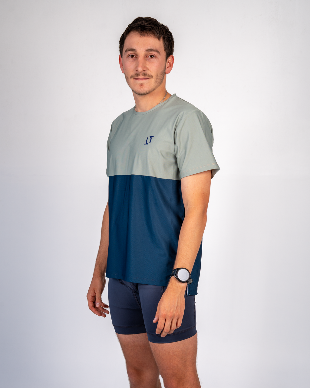 ESSENTIAL RUN TEE OLIVE
