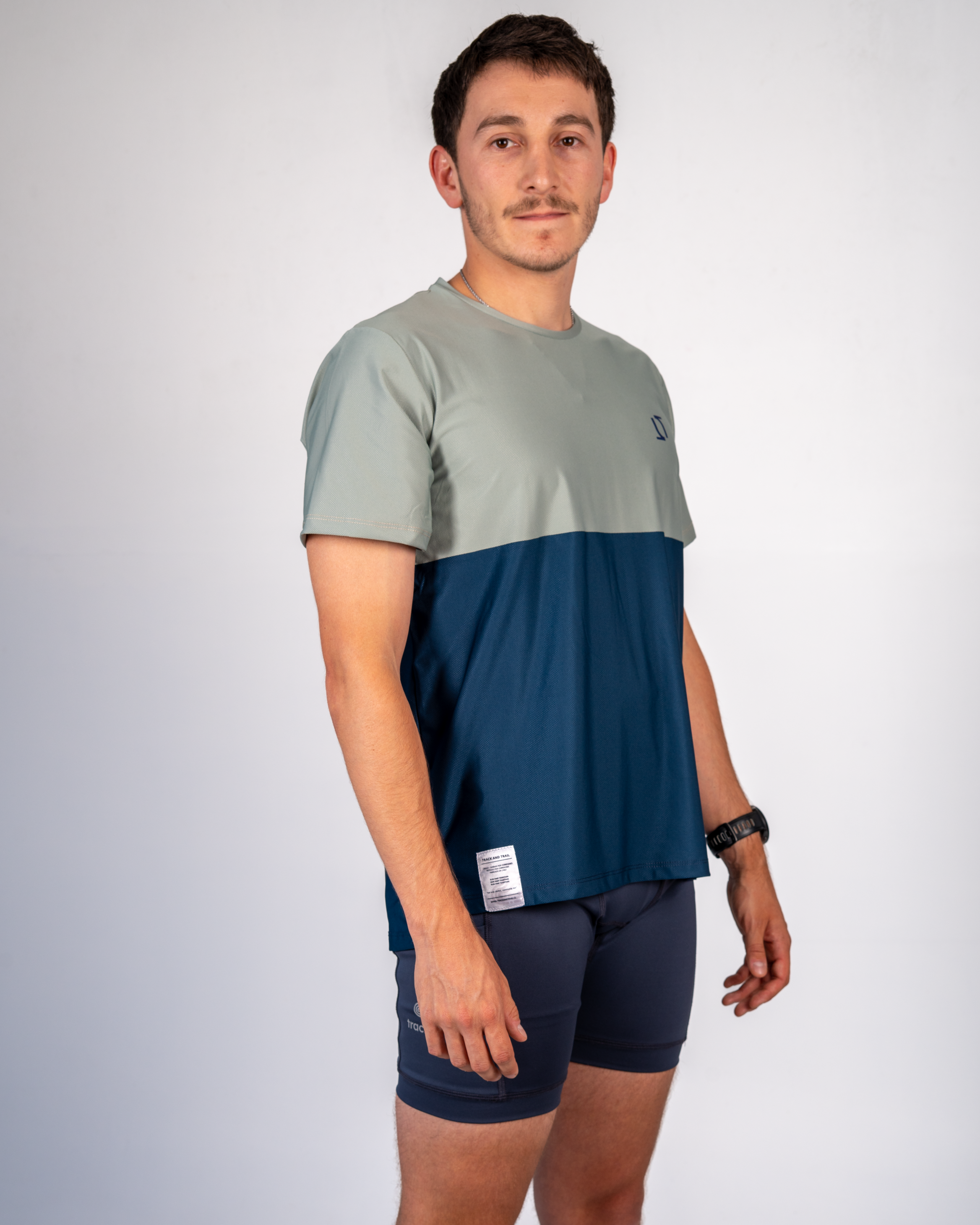 ESSENTIAL RUN TEE OLIVE