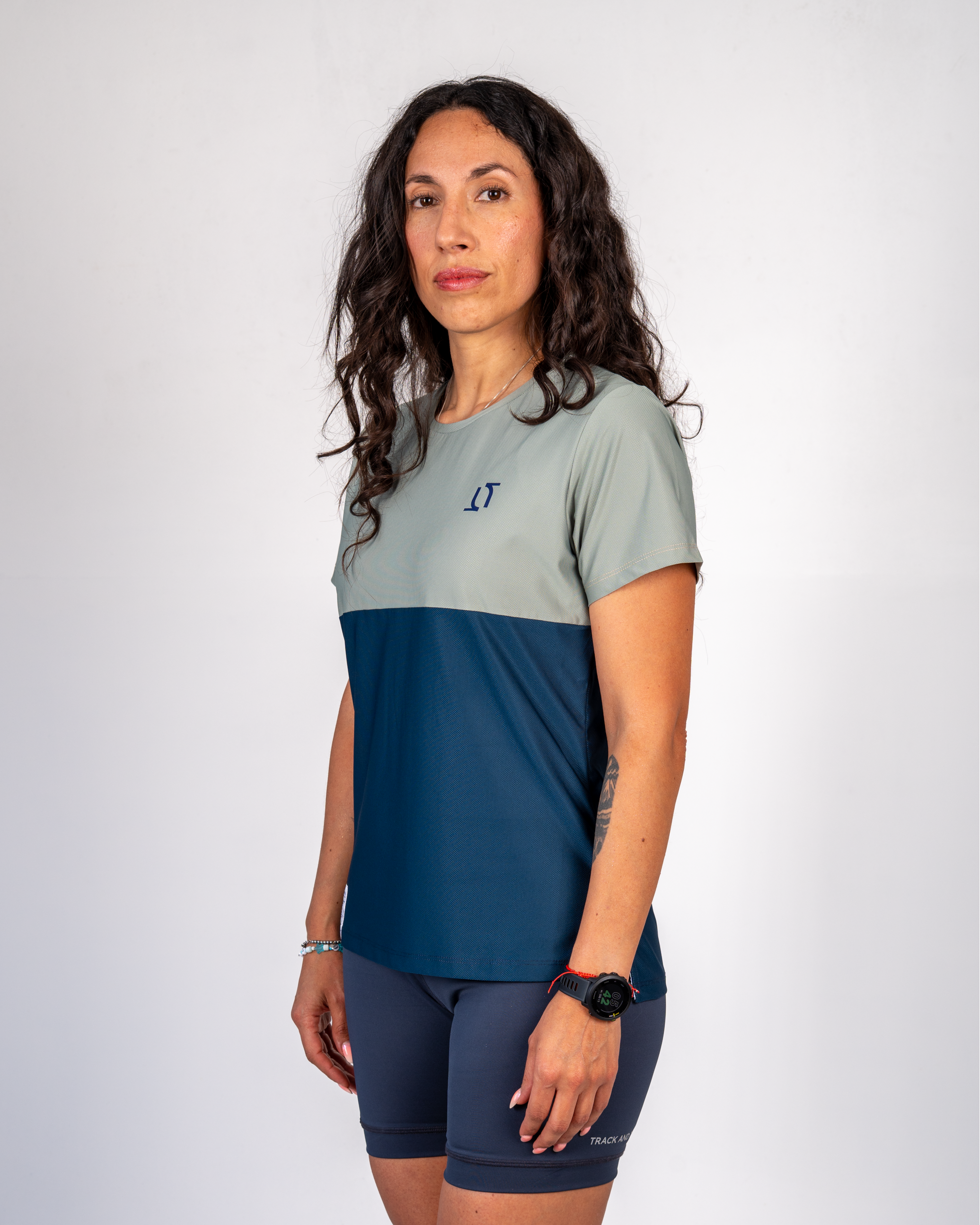 ESSENTIAL RUN TEE OLIVE