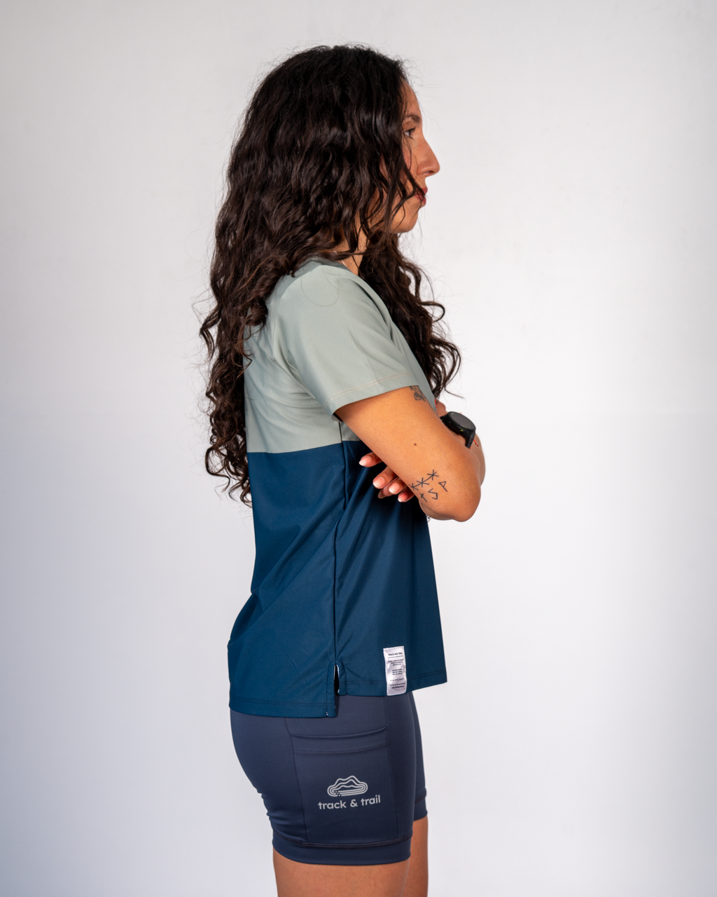 ESSENTIAL RUN TEE OLIVE